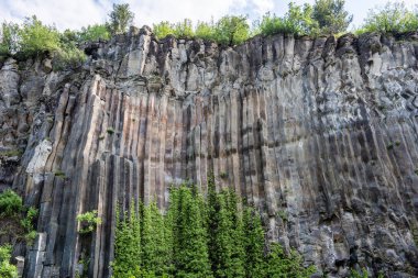 Boyabat Bölgesindeki Basalt Kayalıkları. Sinop, Türkiye. Sinop 'ta bulunan volkanik kaya çıkıntıları sütun bazalt formunda. Bazalt Kayaları Doğa Anıtı.