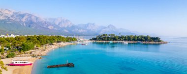 Kemer, Antalya, Türkiye. Kemer 'deki Ay Işığı Sahili' nin havadan görüntüsü. Akdeniz 'in güzel turkuaz renkleri. İHA atışı.