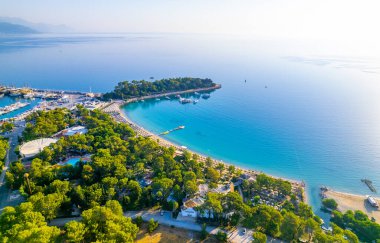 Kemer, Antalya, Türkiye. Kemer 'deki Ay Işığı Sahili' nin havadan görüntüsü. Akdeniz 'in güzel turkuaz renkleri. İHA atışı.