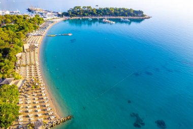 Kemer, Antalya, Türkiye. Kemer 'deki Ay Işığı Sahili' nin havadan görüntüsü. Akdeniz 'in güzel turkuaz renkleri. İHA atışı.