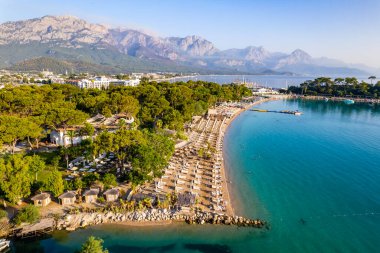 Kemer, Antalya, Türkiye. Kemer 'deki Ay Işığı Sahili' nin havadan görüntüsü. Akdeniz 'in güzel turkuaz renkleri. İHA atışı.