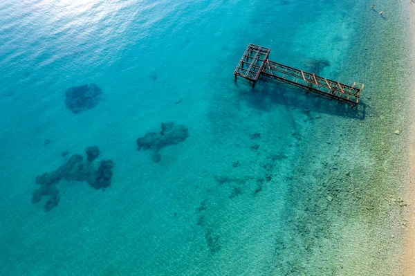 Denizde Eski Bir Yüzme Iskelesi Deniz Manzarası Berrak Turkuaz Suyu — Stok fotoğraf