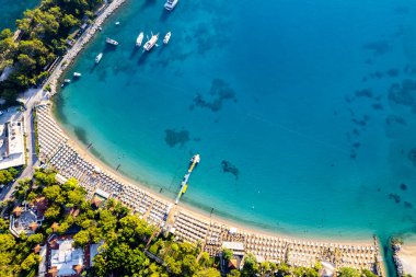 Kemer, Antalya, Türkiye. Kemer 'deki Ay Işığı Sahili' nin havadan görüntüsü. Akdeniz 'in güzel turkuaz renkleri. İHA atışı.