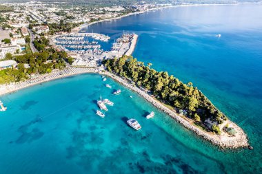 Kemer, Antalya, Türkiye. Kemer Marina 'nın hava görüntüsü. Akdeniz 'in güzel turkuaz renkleri. İHA atışı.