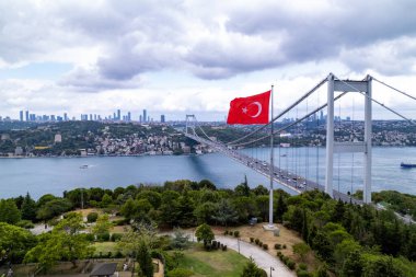İstanbul 'daki Fatih Sultan Mehmet Köprüsü' nün havadan görünüşü. İstanbul Boğazı 'nın güzel manzarası. İHA atışı.