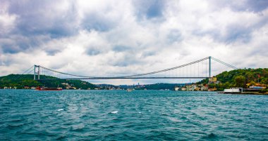 İstanbul, Türkiye. Güzel İstanbul boğaz manzarası. Fatih Sultan Mehmet Köprüsü.