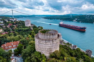 İstanbul, Türkiye. İstanbul Boğazı 'nın havadan görünüşü. Fatih Sultan Mehmet Köprüsü ve güzel manzaralı Rumeli Kalesi. İHA atışı. 
