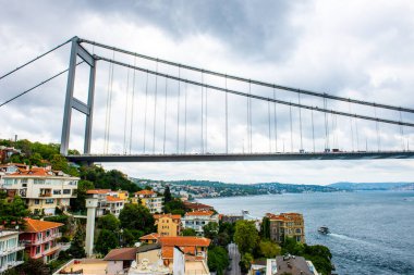 Briçli apartman manzarası. İstanbul, Türkiye 'deki Fatih Sultan Mehmet Köprüsü.