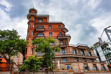 İstanbul, Türkiye - 13 Ağustos 2023: Borusan Çağdaş Perili Konağı (Perili Kosk). Rumelihisari 'deki çağdaş sanat müzesi, Sariyer. İstanbul, Türkiye.