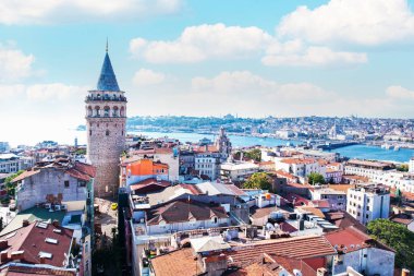 İstanbul 'daki Galata Kulesi, Türkiye. Mavi gökyüzü ile Galata Kulesi 'nin havadan görüntüsü.