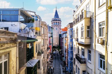 İstanbul 'daki Galata Kulesi, Türkiye. Mavi gökyüzü ile Galata Kulesi 'nin havadan görüntüsü.
