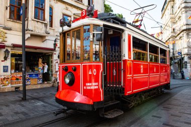 İstanbul, Türkiye - 21 Ağustos 2023: İstanbul Nostaljik Kızıl Tramvayı. Taksim Istiklal Caddesi 'ndeki tarihi tramvay. Turistik popüler yer Taksim Istiklal Caddesi. Beyoğlu, İstanbul, Türkiye.