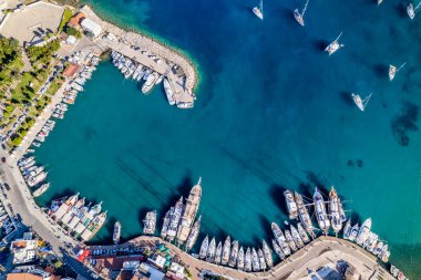 Datca, Mugla, Türkiye. Datca Marina 'nın havadan görünüşü. İHA atışı.