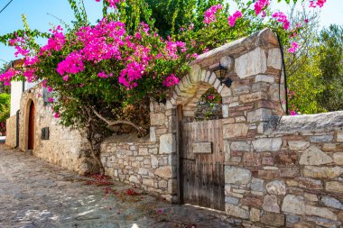 Türkiye 'nin Mugla kentindeki Eski Datca Bölgesi. Eski Datca Bölgesi 'nin tipik nostaljik taş evleri. Datca, Mugla. Begonville ile güzel bir sokak manzarası.