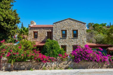 Türkiye 'nin Mugla kentindeki Eski Datca Bölgesi. Eski Datca Bölgesi 'nin tipik nostaljik taş evleri. Datca, Mugla. Begonville ile güzel bir sokak manzarası.