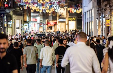 İstanbul, Türkiye - 23 Eylül 2023: İstiklal Caddesi, Taksim 'de kalabalık. Turistik popüler yer Taksim Istiklal Caddesi. Beyoğlu, İstanbul, Türkiye.