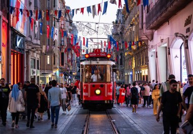 İstanbul, Türkiye - 23 Eylül 2023: İstanbul Nostaljik Kızıl Tramvayı. Taksim Istiklal Caddesi 'ndeki tarihi tramvay. Turistik popüler yer Taksim Istiklal Caddesi. Beyoğlu, İstanbul, Türkiye.