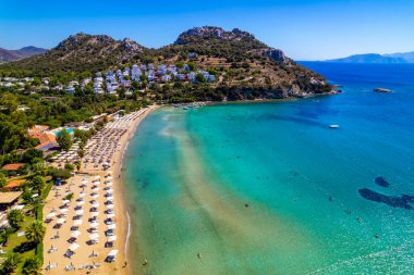 Datca 'daki Karaincir Sahili (Karaincir Körfezi). Mugla, hindi. Turkuaz suyla kumsalın havadan görünüşü. İHA atışı.