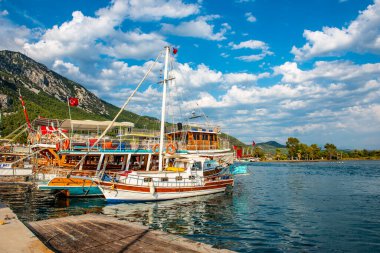 Mugla, Türkiye - 11 Eylül 2023: Akyaka İlçesi, Ula, Mugla, Türkiye. Güzel sahil ve sahil manzarası. Akyaka Gokova Körfezi 'nde yer almaktadır..