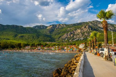 Mugla, Türkiye - 11 Eylül 2023: Akyaka İlçesi, Ula, Mugla, Türkiye. Güzel sahil ve sahil manzarası. Akyaka Gokova Körfezi 'nde yer almaktadır..