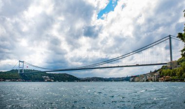 İstanbul, Türkiye. Güzel İstanbul boğaz manzarası. Fatih Sultan Mehmet Köprüsü.