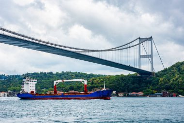 İstanbul, Türkiye. Güzel İstanbul boğaz manzarası. Fatih Sultan Mehmet Köprüsü.