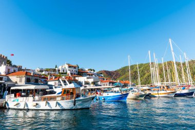 Mugla, Türkiye - 12 Eylül 2023: Marmaris Marina view. Mugla, hindi. Marmaris 'in güzel kıyı manzarası.