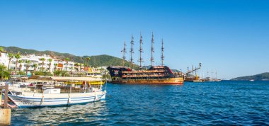 Mugla, Türkiye - 12 Eylül 2023: Marmaris şehir görüşü. Mugla, hindi. Marmaris 'in güzel kıyı manzarası.