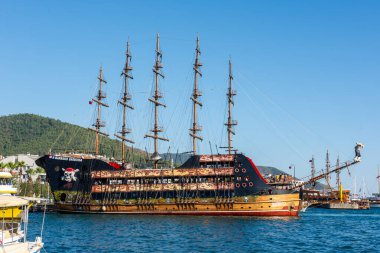 Mugla, Türkiye - 12 Eylül 2023: Marmaris şehir görüşü. Mugla, hindi. Marmaris 'in güzel kıyı manzarası.