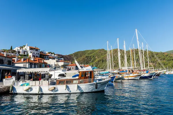 Mugla, Türkiye - 12 Eylül 2023: Marmaris Marina view. Mugla, hindi. Marmaris 'in güzel kıyı manzarası.