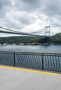 İstanbul, Türkiye. Terastan güzel İstanbul boğaz manzarası. Fatih Sultan Mehmet Köprüsü.