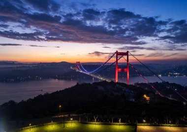 İstanbul 'daki Fatih Sultan Mehmet Köprüsü' nün havadan görünüşü. İstanbul Boğazı 'nın güzel gün doğumu manzarası. İHA atışı.
