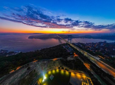 İstanbul 'daki Fatih Sultan Mehmet Köprüsü' nün havadan görünüşü. İstanbul Boğazı 'nın güzel gün doğumu manzarası. İHA atışı.