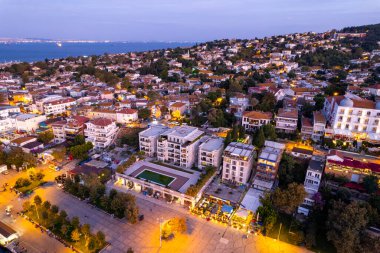Günbatımında İstanbul 'da Büyükkada' nın (Prensler Adaları) hava manzarası. İstanbul, Türkiye. Büyükada, Princes Adaları 'nın en büyüğüdür. İHA atışı.