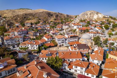 Ankara Beypazari İlçesi, Türkiye. Beypazari 'nin havadan görünüşü. Beypazari Kasabası 'ndaki geleneksel Osmanlı Evleri. İHA atışı.