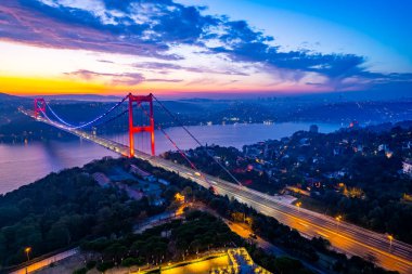 İstanbul 'daki Fatih Sultan Mehmet Köprüsü' nün havadan görünüşü. İstanbul Boğazı 'nın güzel gün doğumu manzarası. İHA atışı.