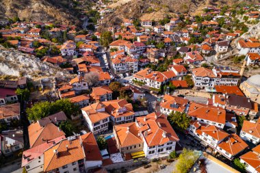 Ankara Beypazari İlçesi, Türkiye. Beypazari 'nin havadan görünüşü. Beypazari Kasabası 'ndaki geleneksel Osmanlı Evleri. İHA atışı.