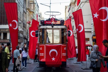 İstanbul, Türkiye - 28 Ekim 2023: Taksim İstiklal Caddesi Türk Bayraklarıyla süslendi. Türkiye Cumhuriyet Günü (29 Ekim Cumhuriyet Bayrami) İstanbul 'da kutlanıyor. İstanbul, Türkiye.