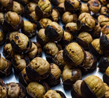 Kestane rengi. Türkiye 'den lezzetli kavrulmuş kestaneler.