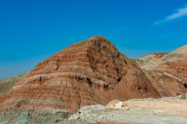 Ankara 'nın Nallihan İlçesi. Kız Tepesi Doğal Anıtı (Rainbow Hills) renkli gökkuşağı tonlarıyla jeolojik yapıdır. Nallihan Kuş Sığınağı.