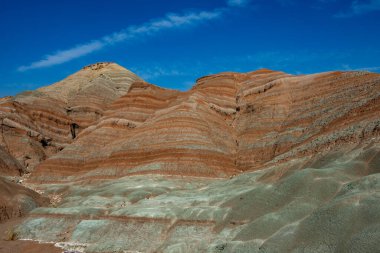 Ankara 'nın Nallihan İlçesi. Kız Tepesi Doğal Anıtı (Rainbow Hills) renkli gökkuşağı tonlarıyla jeolojik yapıdır. Nallihan Kuş Sığınağı. 