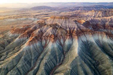 Ankara 'nın Nallihan İlçesi. Kız Tepesi Doğal Anıtı (Rainbow Hills) renkli gökkuşağı tonlarıyla jeolojik yapıdır. Nallihan Kuş Sığınağı.