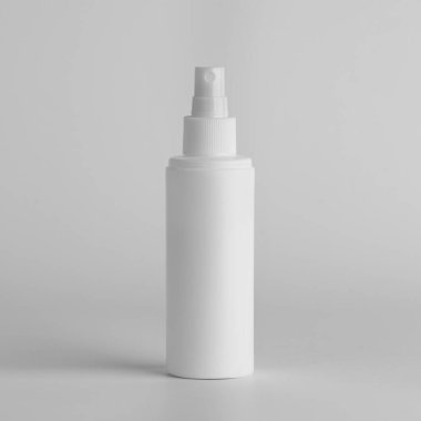 Beyaz plastik sprey şişesi. Temizlik ürünleri, sıvı ürünler, kimyasal ve su için model.