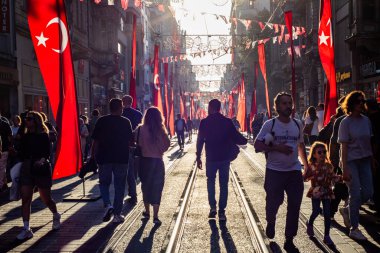 İstanbul, Türkiye - 28 Ekim 2023: Taksim İstiklal Caddesi Türk Bayraklarıyla süslendi. Türkiye Cumhuriyet Günü (29 Ekim Cumhuriyet Bayrami) İstanbul 'da kutlanıyor. İstanbul, Türkiye.