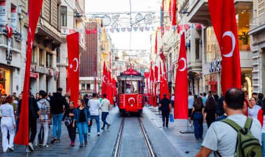 İstanbul, Türkiye - 28 Ekim 2023: Taksim İstiklal Caddesi Türk Bayraklarıyla süslendi. Türkiye Cumhuriyet Günü (29 Ekim Cumhuriyet Bayrami) İstanbul 'da kutlanıyor. İstanbul, Türkiye.