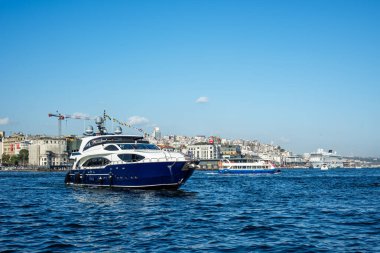 İstanbul, Türkiye - 28 Ekim 2023: İstanbul Boğazında Yatch. İstanbul, Türkiye.