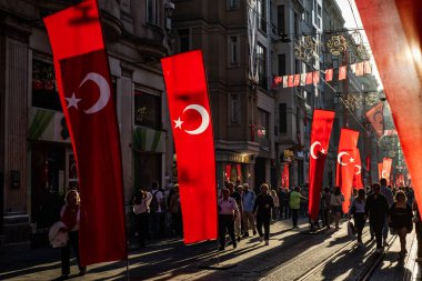 İstanbul, Türkiye - 28 Ekim 2023: Taksim İstiklal Caddesi Türk Bayraklarıyla süslendi. Türkiye Cumhuriyet Günü (29 Ekim Cumhuriyet Bayrami) İstanbul 'da kutlanıyor. İstanbul, Türkiye.