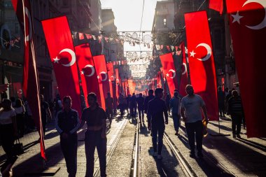 İstanbul, Türkiye - 28 Ekim 2023: Taksim İstiklal Caddesi Türk Bayraklarıyla süslendi. Türkiye Cumhuriyet Günü (29 Ekim Cumhuriyet Bayrami) İstanbul 'da kutlanıyor. İstanbul, Türkiye.