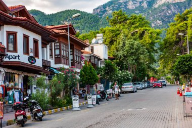 Mugla, Türkiye - 11 Eylül 2023: Akyaka İlçesi, Ula, Mugla, Türkiye. Akyaka 'nın güzel sokak manzarası. 