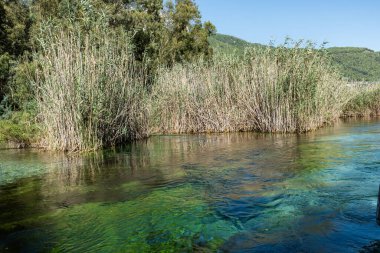 Ula 'nın Akyaka ilçesine bağlı Azmak Nehri, Mugla, Türkiye. Azmak Nehri 'nin havadan görünüşü. Doğal akvaryum.